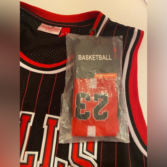 Mitchell & Ness NBA Authentic Michael Jordan Bulls Jersey 96-97 Size XL W/Socks - Picture 8 of 8